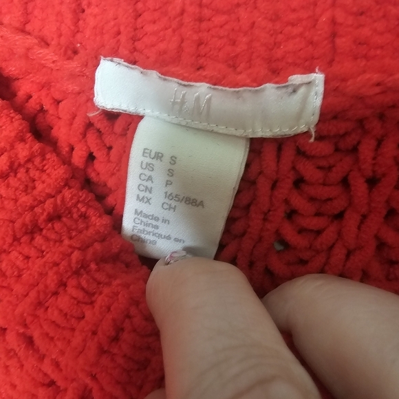 H&M Red Chunky Knit Crop Sweater PLUS Disney Mickey Minnie Tee‎ Shirt Size Small - Picture 11 of 14